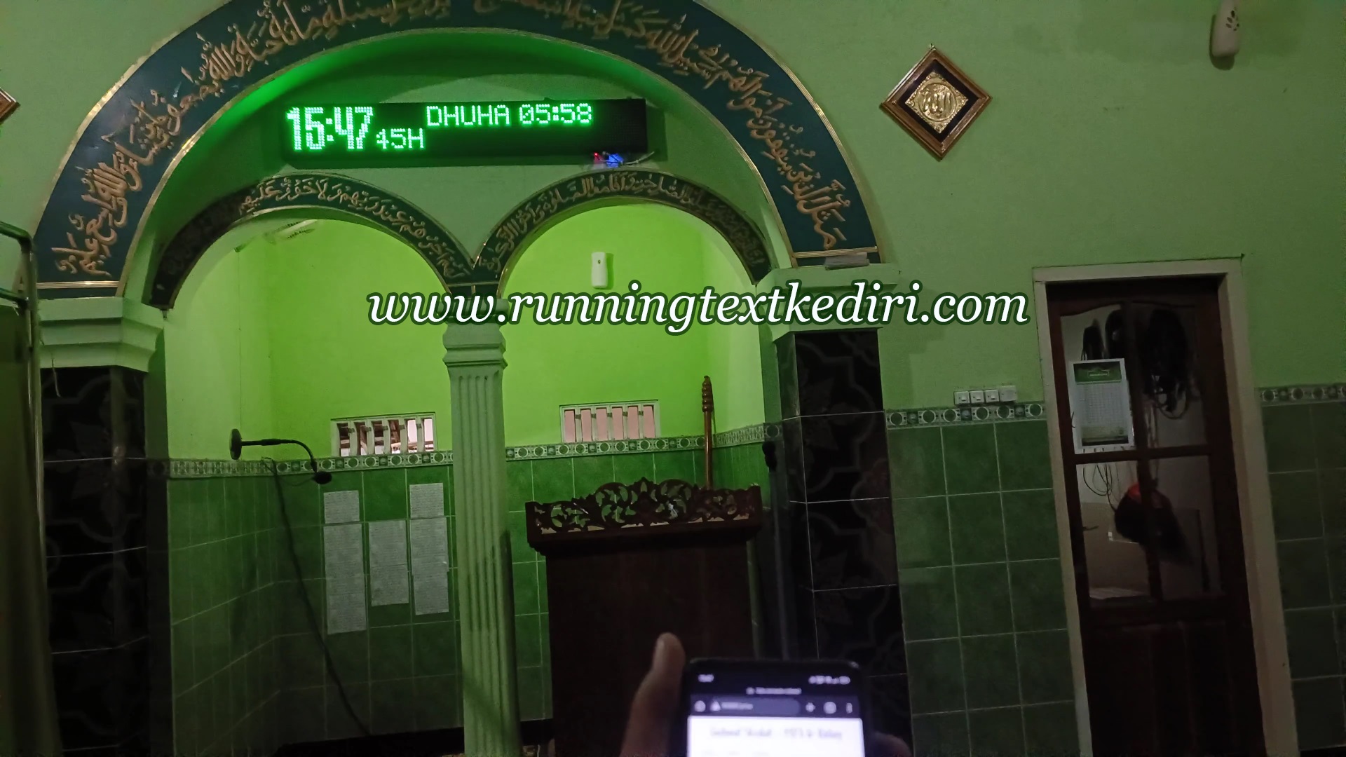 <p>Jadwal sholat ini sangat bermanafaat untuk umat muslim dalam melaksanakan kewajiban sholat lima waktu di setiap harinya, dengan adanya alat ini sholat lima waktu akan menjalankan secara tepat waktu yang banyak umat selalu berdatang di mushola atau masjid adanya alat ini dengan tampilan yang simpel dan elegan akan menarik perhatian jamaah.</p>